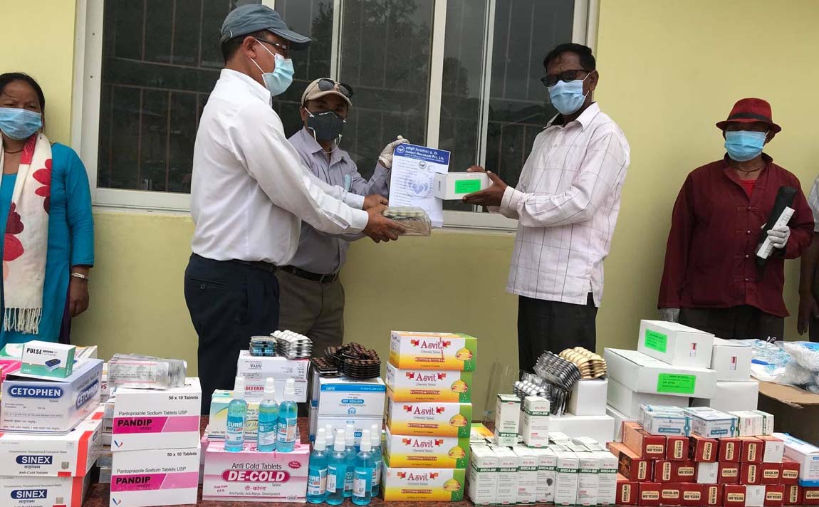 कांग्रेस नेता तामाङ्ग द्वारा सुनापतीमा स्वास्थ्य समाग्री हस्ताणतरण