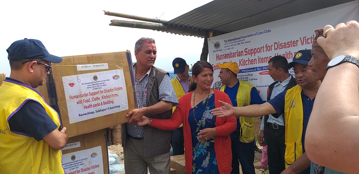 लायन्स क्लव द्वारा रामेछापका आगलागी पिडितलाई सहयोग