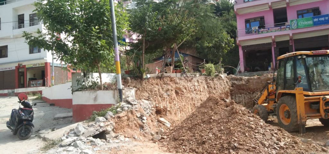 एमाले अध्यक्ष श्रेष्ठले भत्काए मनमोहन पार्क : नगरपालिका मौन