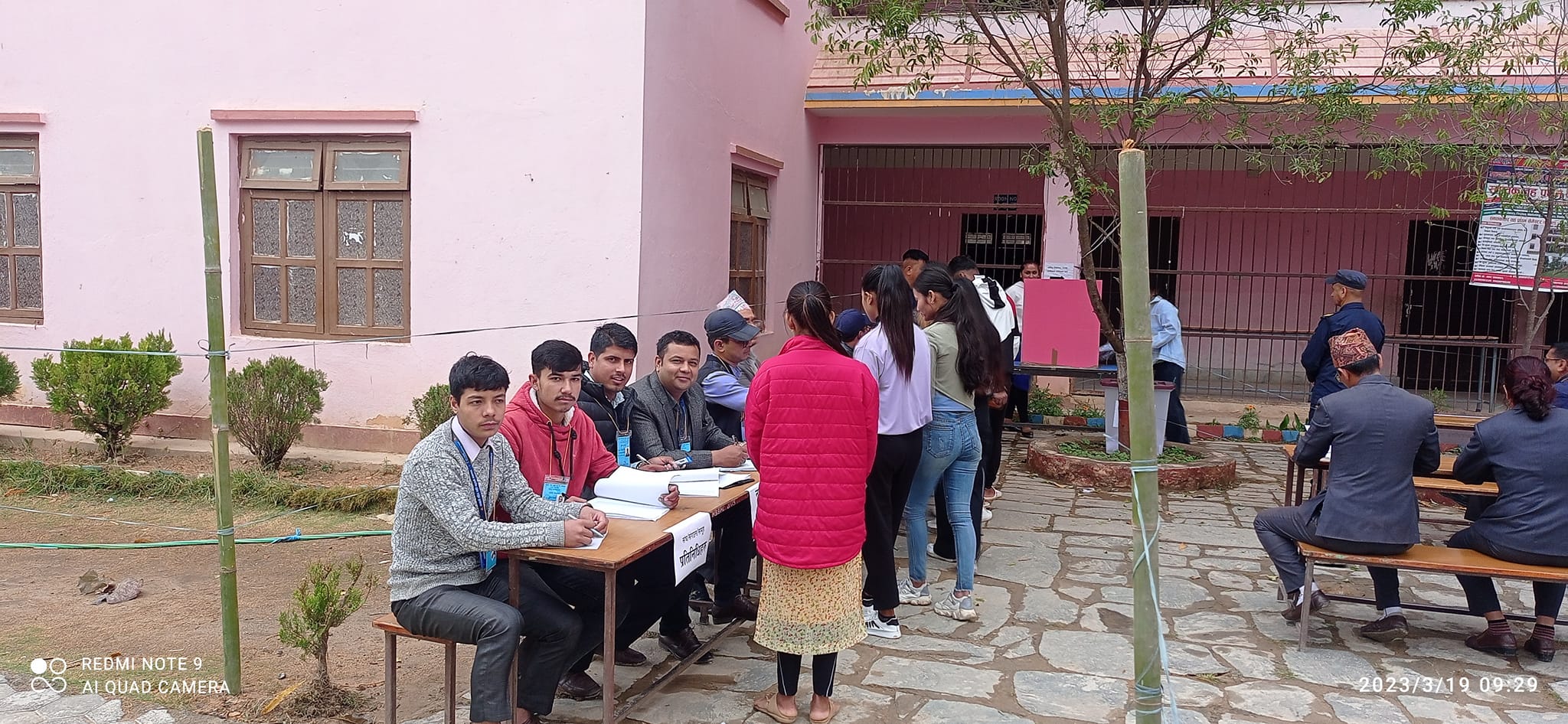 शान्तिपुर्ण रुपमा मन्थली क्याम्पसमा मतदान हुदै : बिद्यार्थी भन्दा नेता धेरै