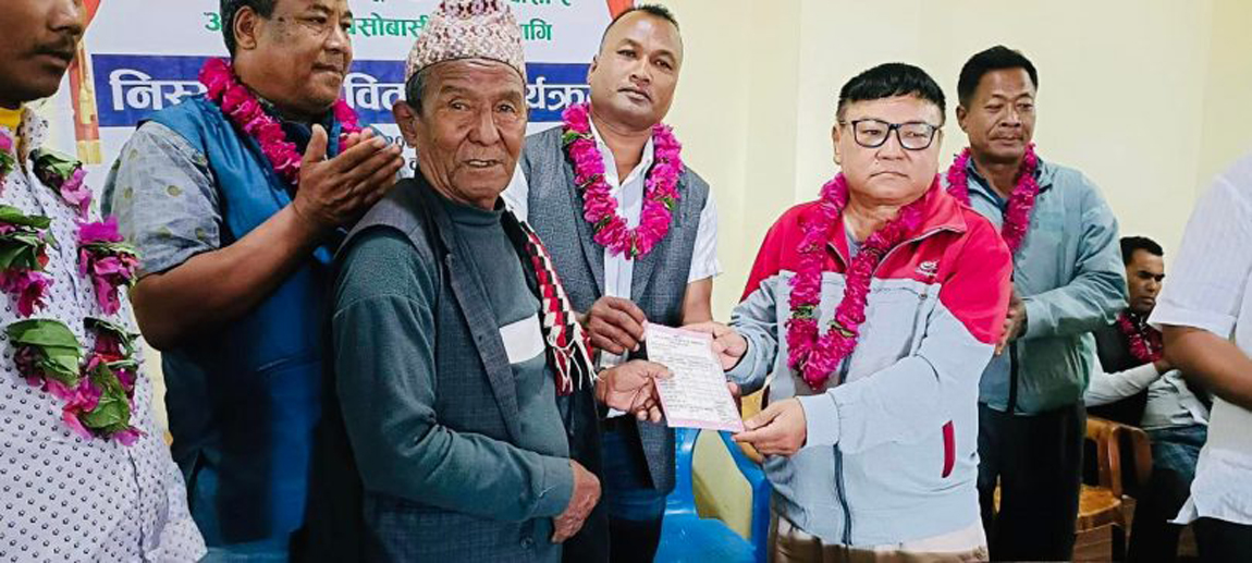 सिन्धुलीमा भूमिहीनहरुलाई लालपुर्जा वितरणको लागि निस्सा वितरण