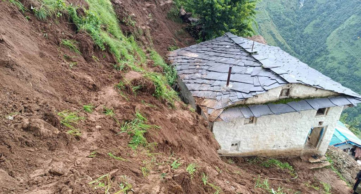 पहिरोबाट १३ परिवार विस्थापित, दर्जनौँ घर जोखिममा