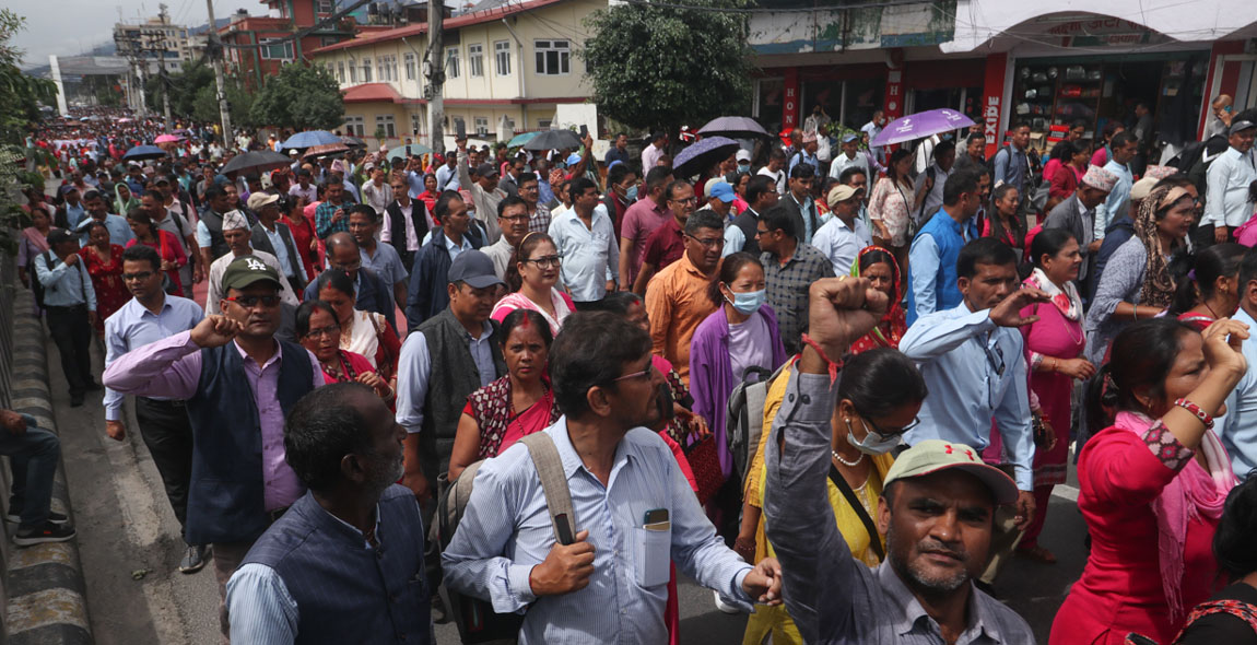 महासङ्घको धोका ; राहत शिक्षक अझै सडक आन्दोलनमा 