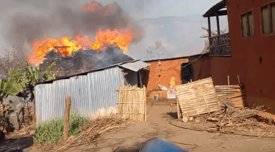 रामेछापमा भीषण आगलागी – २६ वटा घर गोठ जलेर नष्ट