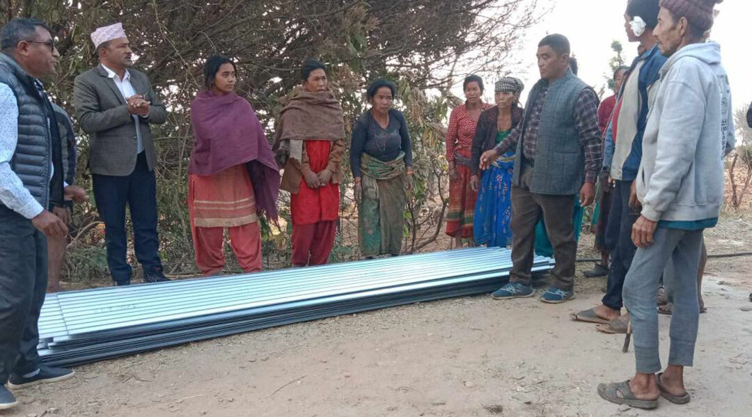 आगलागी पीडितलाई मन्थली नगरपालिका द्वारा जस्ता पाता वितरण