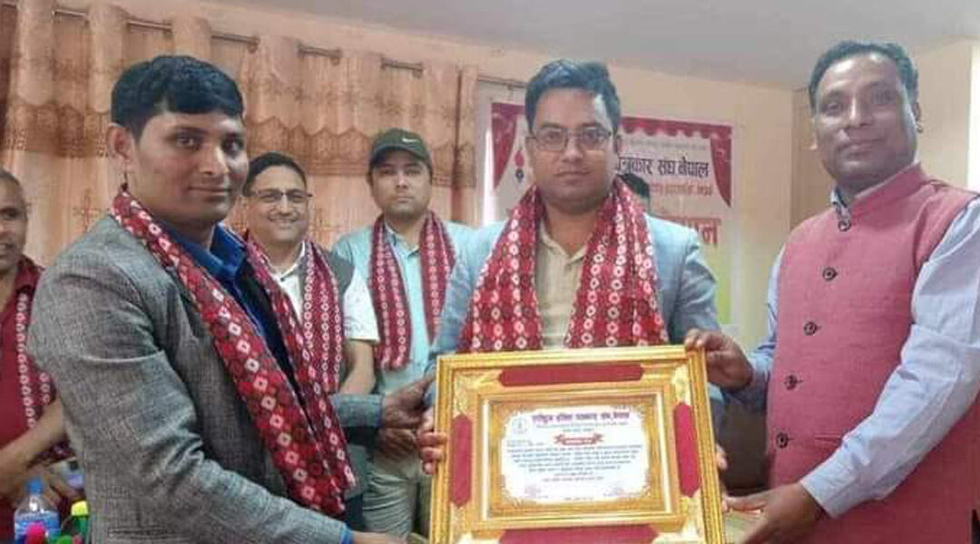 दलित पत्रकार सङ्घबाट पत्रकार रामचन्द्र विक सम्मानित