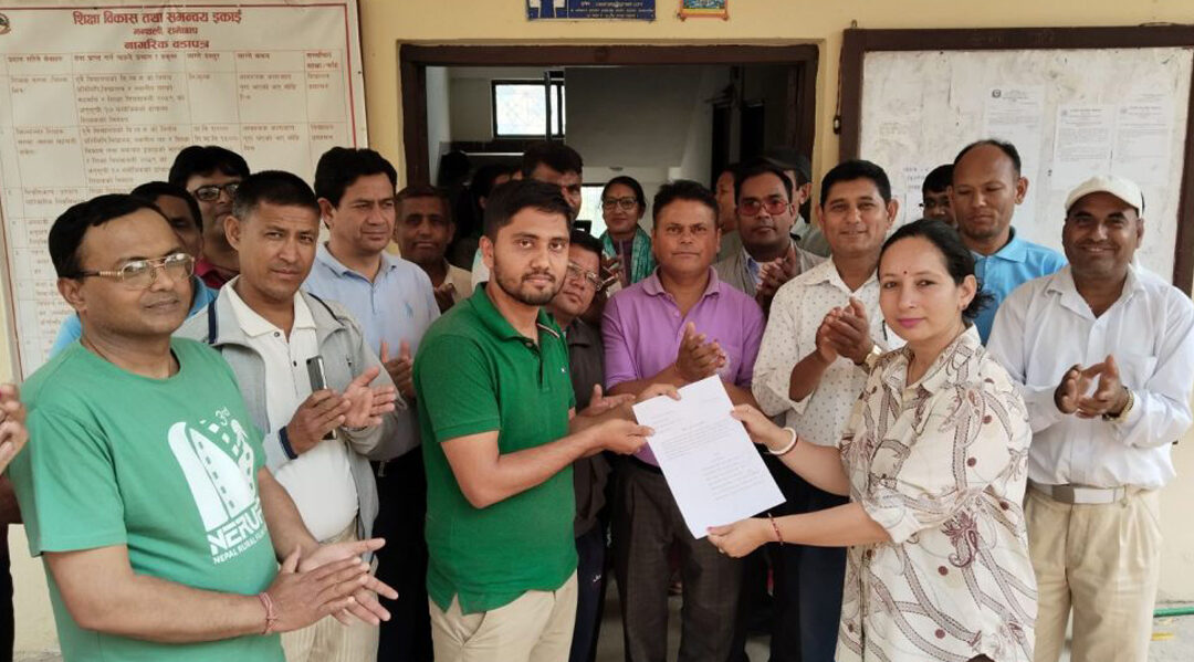 रामेछापका शिक्षकहरूले  बुझाए ज्ञापन पत्र