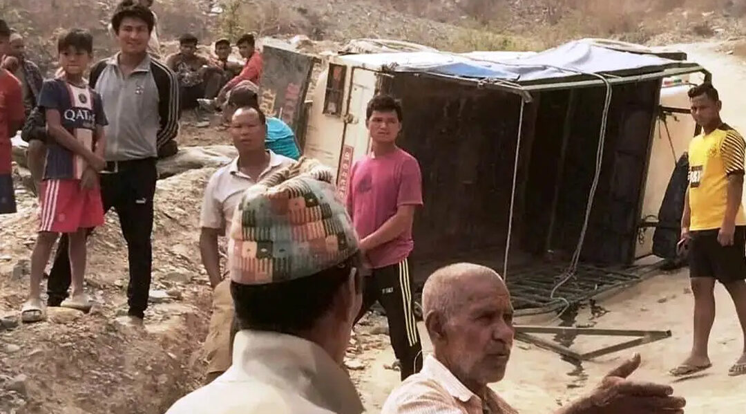 रामेछापमा मलामी बोकेको बोलेरो दुर्घटना १५ जना घाइते