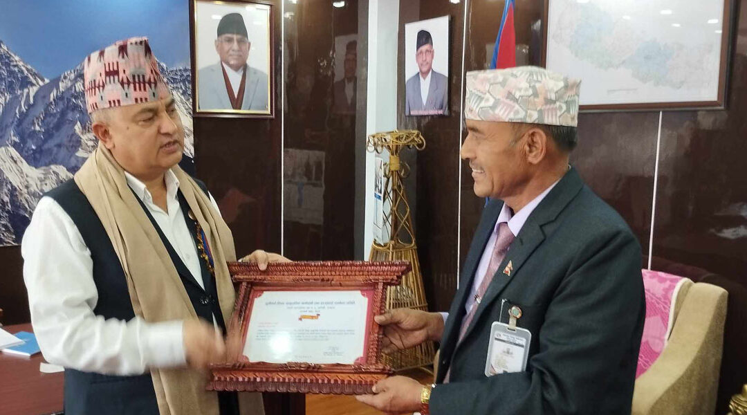 मुख्य मन्त्रीलाई सम्मान पत्र सहित खादा र ब्याच मन्त्रालयमै