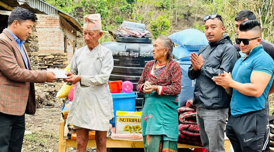 आगलागी पीडितलाई तरुण नेताहरू द्वारा नगद सहित आवश्यक राहत सहयोग