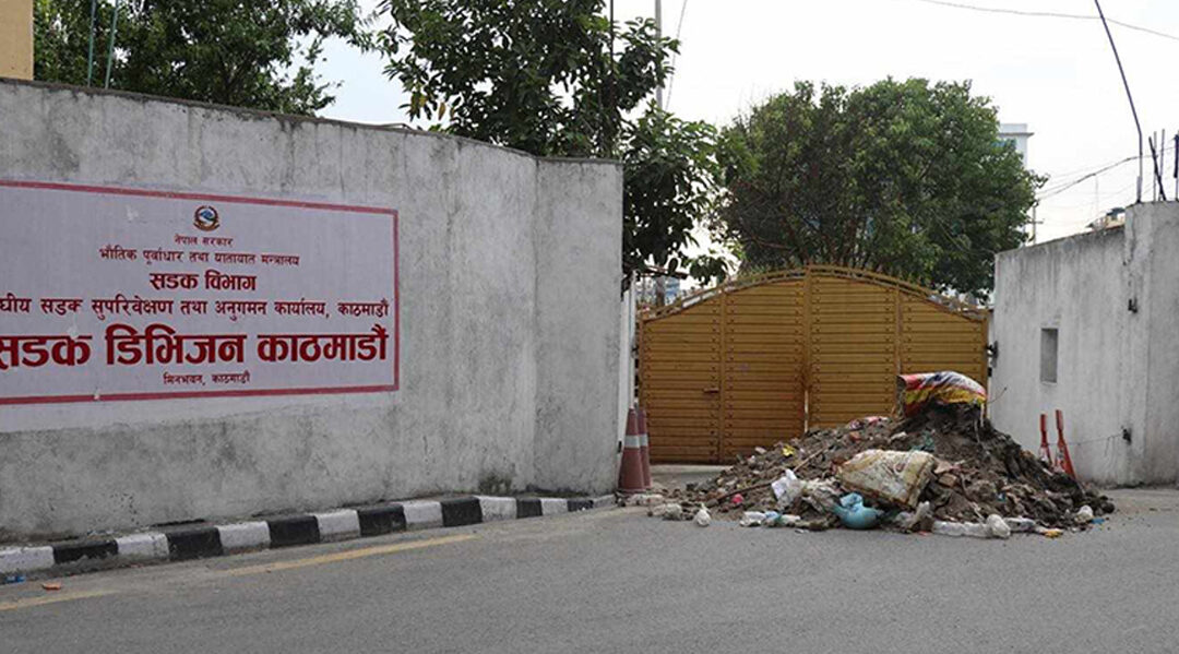 काठमाडौं महानगरले सडक विभागको गेटमा फ्याले फोहोर