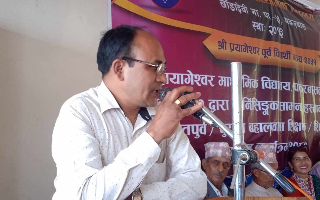 विद्यालयलाई पूर्व विद्यार्थीहरुद्धारा सामग्री सहयोग