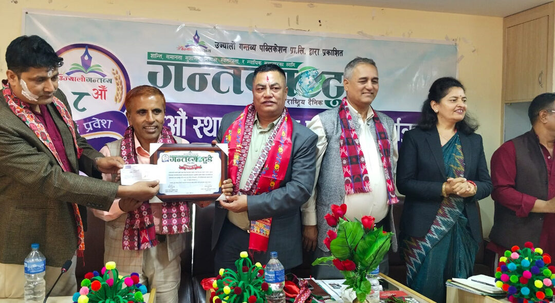 पत्रकार नयाँघरे नगद सहित सम्मानित