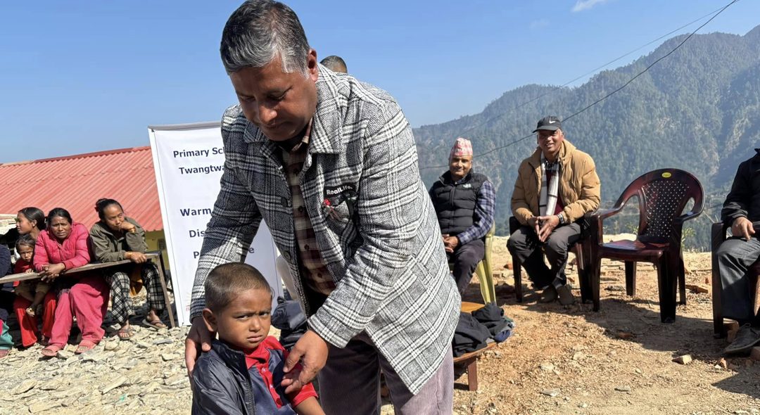 गोलन्जोरका दुई विद्यालयमा न्यानो कपडा र शैक्षिक सामाग्री वितरण