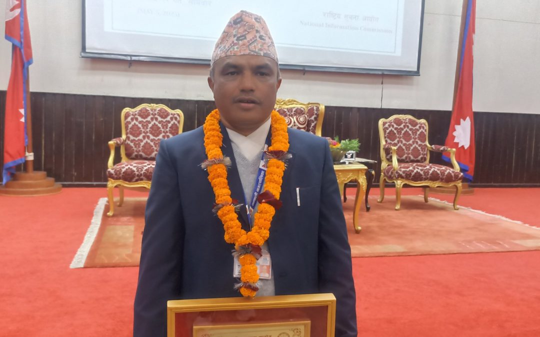 मन्थली नगरपालिकाका बुढाथोकी उत्कृष्ट सूचना अधिकारी पुरस्कार २०८२ बाट सम्मानित