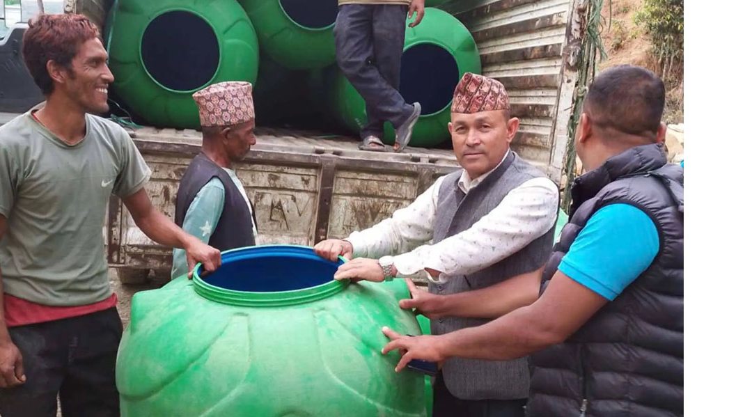 रामेछाप नगरपालिका– ३ साँघुटारले बितरण गर्यो खानेपानी ट्याङकी