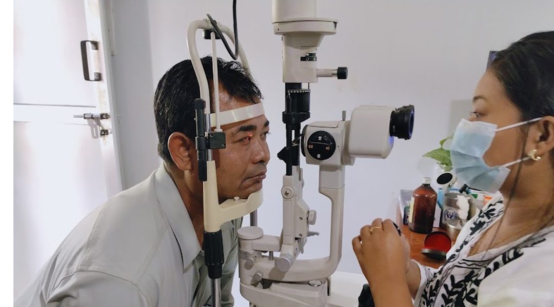 रामेछापमा प्रेस युनियनको ३४औं स्थापना दिवसमा पत्रकारहरूको आँखा परीक्षण तथा निःशुल्क चश्मा वितरण