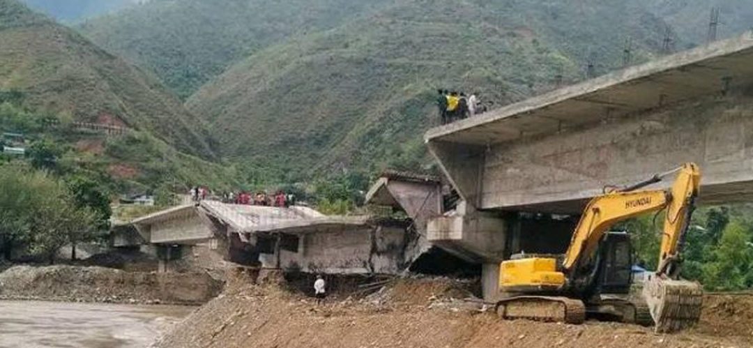 तामाकोशीमा निर्माणाधीन पुल भाँचिँदा स्थानीय चिन्तित