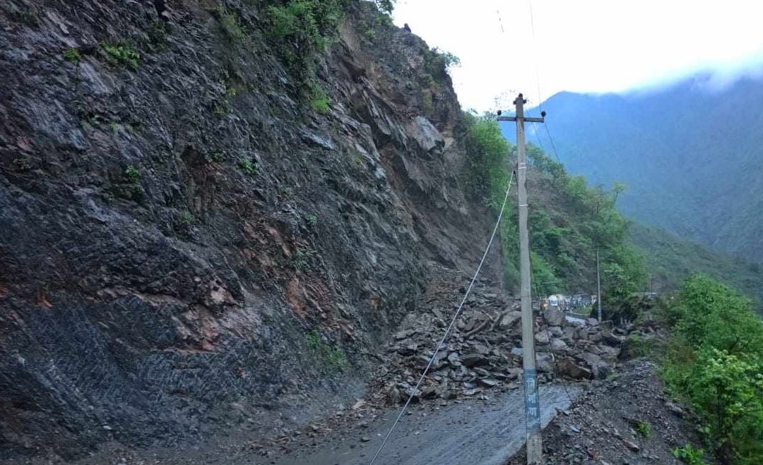 बाढीपहिरोले काठमाडौं–हेटौंडा जोड्ने दुई सडकखण्ड ठप्प