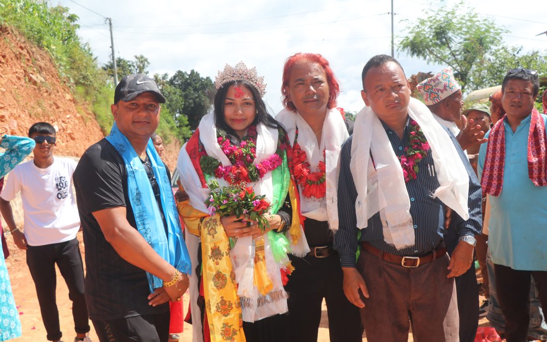 Miss Grand Nepal 2025 विजेता चाहना प्रधानलाई रामेछापमा पञ्चे बाजासहित भव्य स्वागत