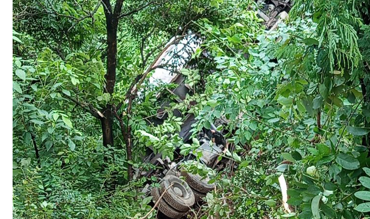 मन्थलीमा सिमेन्ट बोकेको लरी दुर्घटना, चालक घाइते