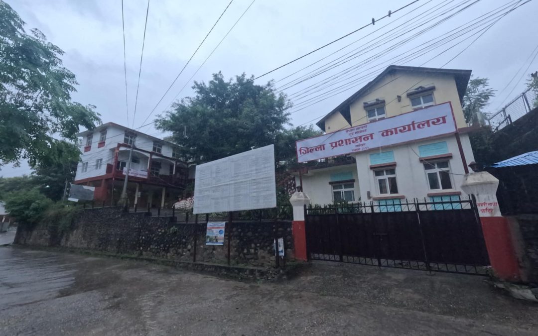 सरकारी कार्यालयमा प्रशासनको छड्के, तीन कार्यालय प्रमुख अनुपस्थित, एउटा कार्यालयमा यस्तो समस्या !