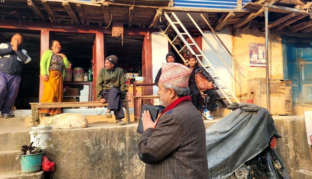 काँग्रेस उम्मेदवार खड्काको विभिन्न वडामा घरदैलो, चुनावी अभियान तीव्र