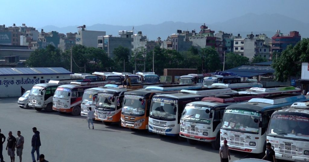 अरनिको यातायात बन्द हुँदा रामेछापका ग्रामीण भेगका बासिन्दा मारमा