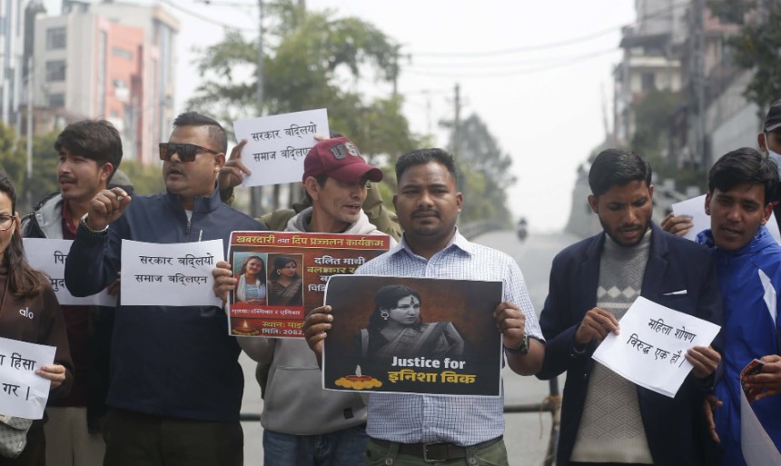 इनिशा विकको हत्या विरुद्ध माइतीघरमा प्रदर्शन: दोषीलाई हदैसम्मको कारबाही गर्न माग