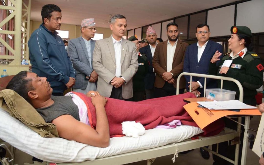 रामेछाप सवारी दुर्घटनाका घाइतेलाई गृहमन्त्रीद्वारा भेट