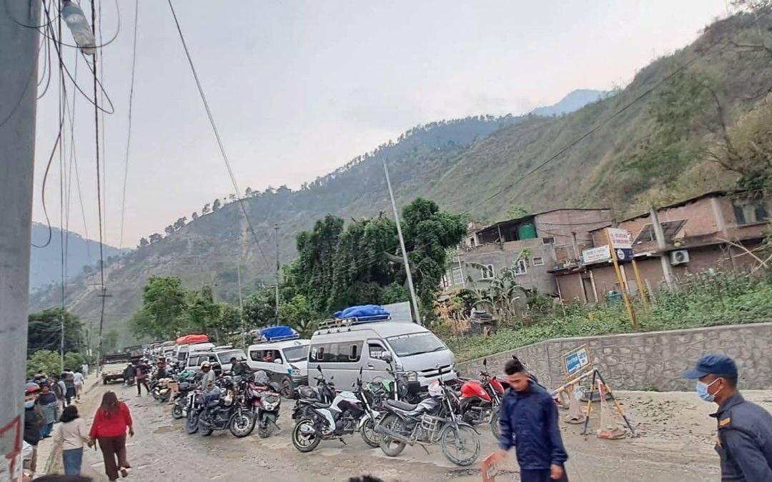 बीपी राजमार्ग अवरुद्ध हुँदा यात्रुहरू वैकल्पिक मार्गबाट गन्तव्यतर्फ पठाइँदै