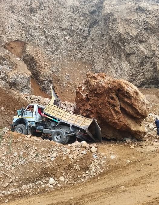 ढुङ्गा खस्दा टिपर चालकको मृत्यु