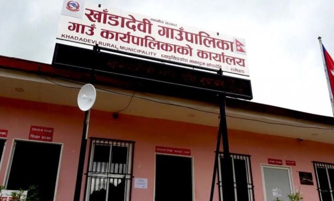 कर्मचारीमाथि हातपात भएपछि खाँडादेवी गाउँपालिकाको कामकाज ठप्प; आरोपी प्रहरी नियन्त्रणमा