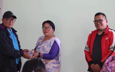 सामुदायिक विद्यालयलाई मोबाइल र सिम कार्ड वितरण
